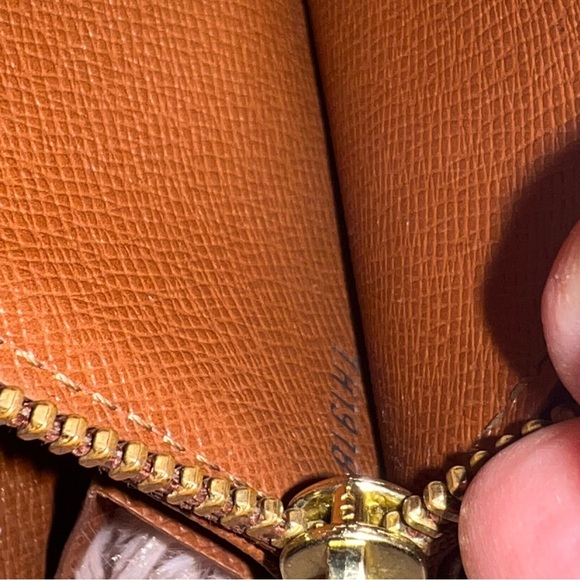 LOUIS VUITTON Sarah Wallet - Picture 8 of 13